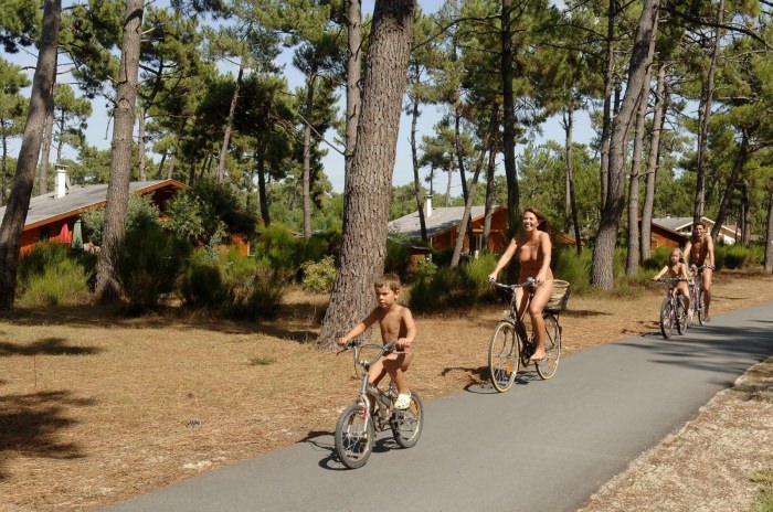 Naturism France naturists camp Euronat [ギャラリーヌーディズム]