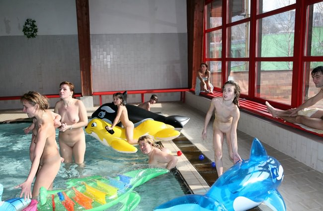 Nudists relax naked in a hotel with a swimming pool [ギャラリーヌーディズム]